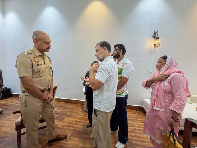 राहुल गांधी का हाई-वोल्टेज ड्रामा! 10 PHOTOS में आखिर किसे इंसाफ दिलाने पुलिस से भिड़ गए कांग्रेस नेता