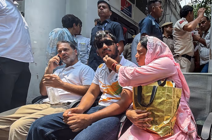 राहुल गांधी का हाई-वोल्टेज ड्रामा! 10 PHOTOS में आखिर किसे इंसाफ दिलाने पुलिस से भिड़ गए कांग्रेस नेता