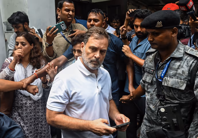 राहुल गांधी का हाई-वोल्टेज ड्रामा! 10 PHOTOS में आखिर किसे इंसाफ दिलाने पुलिस से भिड़ गए कांग्रेस नेता
