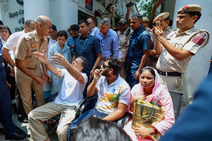 राहुल गांधी का हाई-वोल्टेज ड्रामा! 10 PHOTOS में आखिर किसे इंसाफ दिलाने पुलिस से भिड़ गए कांग्रेस नेता
