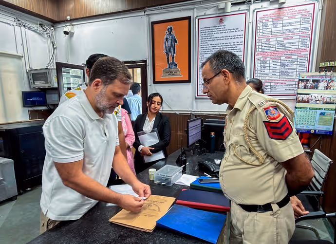 राहुल गांधी का हाई-वोल्टेज ड्रामा! 10 PHOTOS में आखिर किसे इंसाफ दिलाने पुलिस से भिड़ गए कांग्रेस नेता