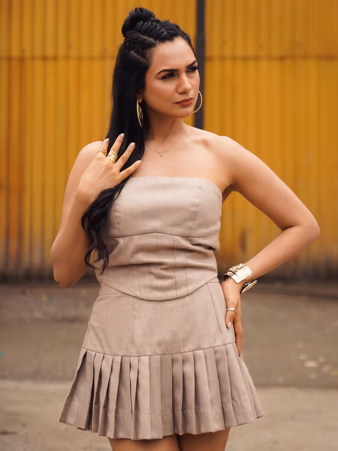 बाइसेक्सुअल एक्ट्रेस का ग्लैमरस लुक वायरल, शॉर्ट ड्रेस में 8 Photos ने खींचा ध्यान