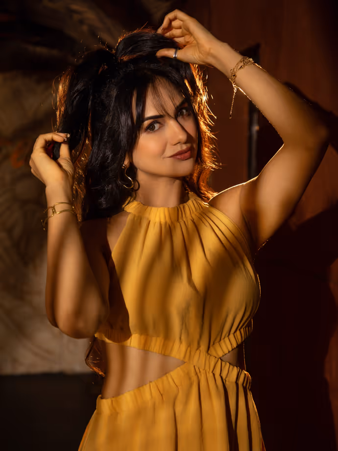 बाइसेक्सुअल एक्ट्रेस का ग्लैमरस लुक वायरल, शॉर्ट ड्रेस में 8 Photos ने खींचा ध्यान