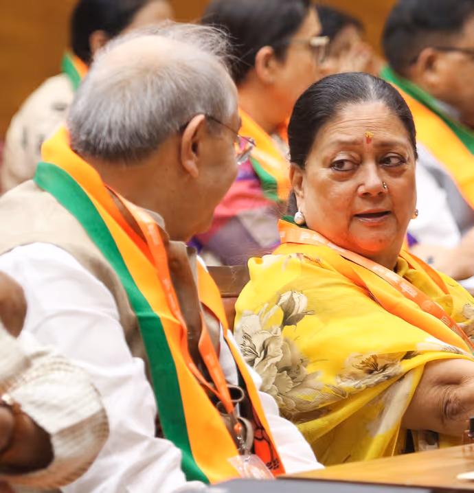 नितिन नबीन की नई टीम का पहला लुक आया सामने, 7 फोटोज में देखिए स्मृति से वसुंधरा का अंदाज