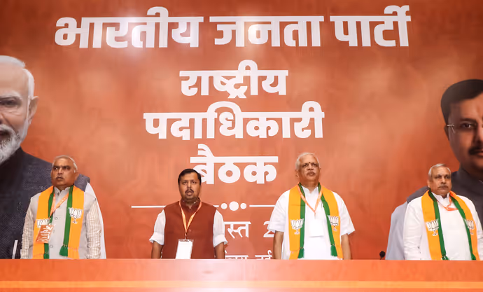 नितिन नबीन की नई टीम का पहला लुक आया सामने, 7 फोटोज में देखिए स्मृति से वसुंधरा का अंदाज