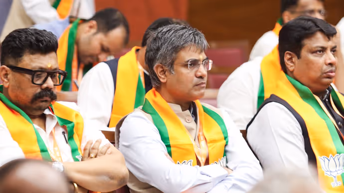 नितिन नबीन की नई टीम का पहला लुक आया सामने, 7 फोटोज में देखिए स्मृति से वसुंधरा का अंदाज