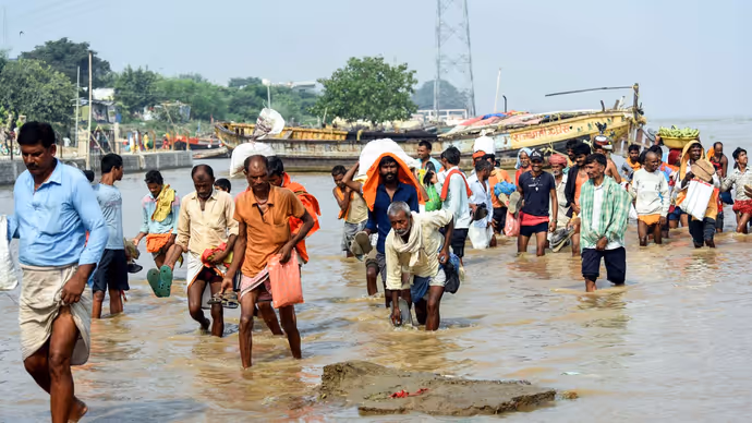 जब गंगा बनीं काल, पटना में डूबे घर-आशियाने; 7 तस्वीरों में देखें भयावह हालात