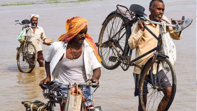 जब गंगा बनीं काल, पटना में डूबे घर-आशियाने; 7 तस्वीरों में देखें भयावह हालात