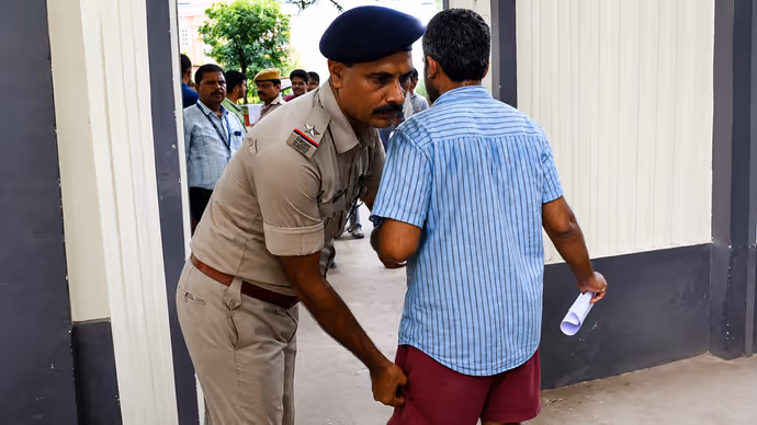 UPSC Mains की 5 तस्वीरें: कोई चड्डे में पहुंचा तो कोई मुस्कुराते हुए देता दिखा एग्जाम