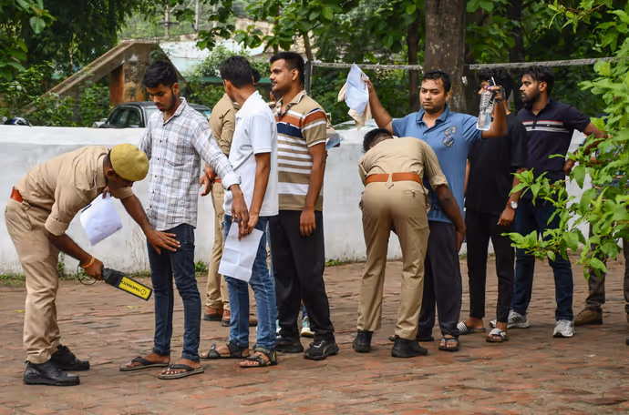 UPSC Mains की 5 तस्वीरें: कोई चड्डे में पहुंचा तो कोई मुस्कुराते हुए देता दिखा एग्जाम