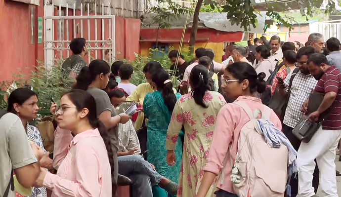 UPSC Mains की 5 तस्वीरें: कोई चड्डे में पहुंचा तो कोई मुस्कुराते हुए देता दिखा एग्जाम