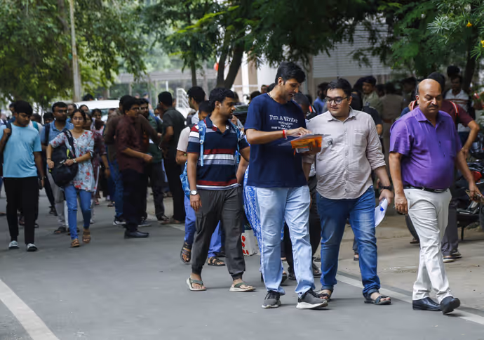 UPSC Mains की 5 तस्वीरें: कोई चड्डे में पहुंचा तो कोई मुस्कुराते हुए देता दिखा एग्जाम