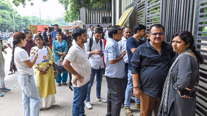 UPSC Mains की 5 तस्वीरें: कोई चड्डे में पहुंचा तो कोई मुस्कुराते हुए देता दिखा एग्जाम