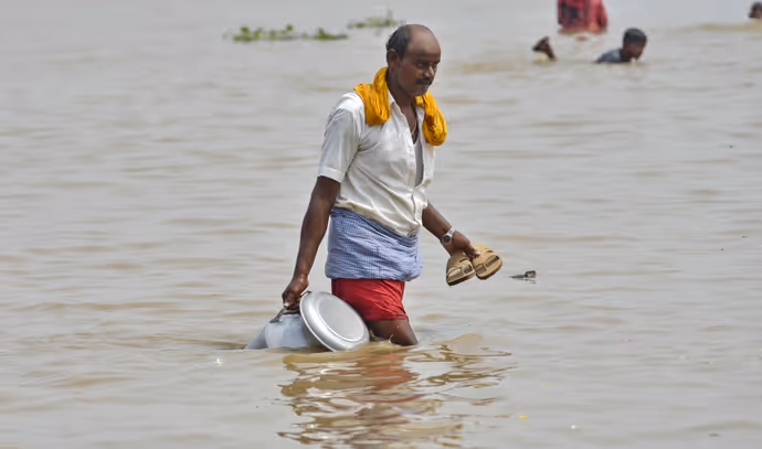पटना से अगरतला तक बाढ़ से हाहाकार, डूबते आशियानों के बीच नाव बनी एकमात्र सहारा: 8 PHOTOS