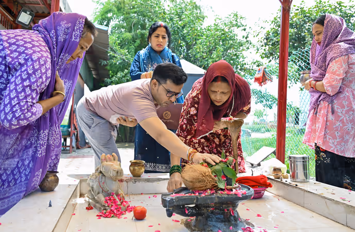 Sawan Somwar: आखिरी सोमवार शिवभक्ति में डूबे भक्त, भगवान भोलेनाथ के जलाभिषेक की 10 खास तस्वीरें