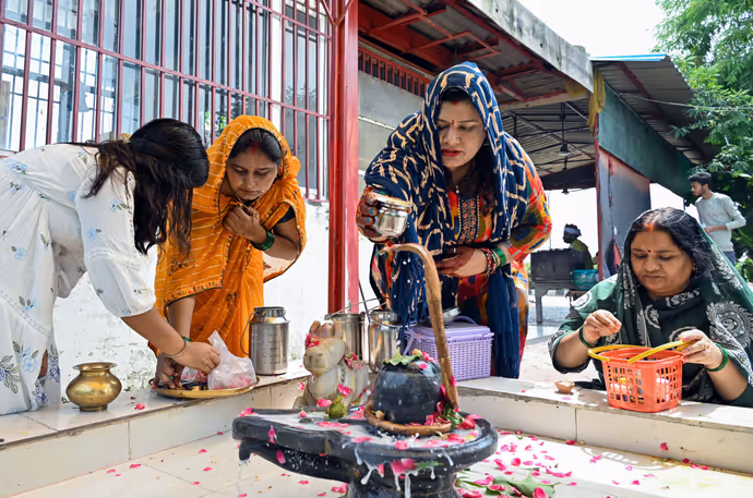 Sawan Somwar: आखिरी सोमवार शिवभक्ति में डूबे भक्त, भगवान भोलेनाथ के जलाभिषेक की 10 खास तस्वीरें