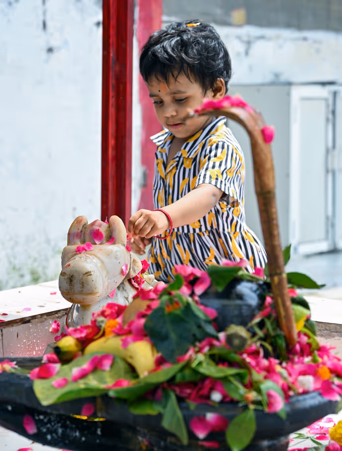 Sawan Somwar: आखिरी सोमवार शिवभक्ति में डूबे भक्त, भगवान भोलेनाथ के जलाभिषेक की 10 खास तस्वीरें
