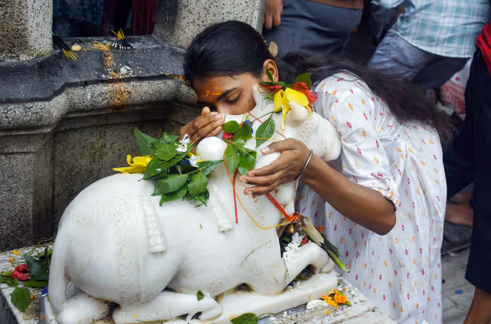 Sawan Somwar: आखिरी सोमवार शिवभक्ति में डूबे भक्त, भगवान भोलेनाथ के जलाभिषेक की 10 खास तस्वीरें