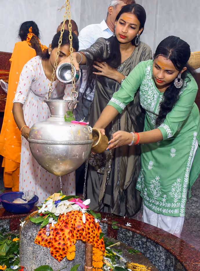Sawan Somwar: आखिरी सोमवार शिवभक्ति में डूबे भक्त, भगवान भोलेनाथ के जलाभिषेक की 10 खास तस्वीरें