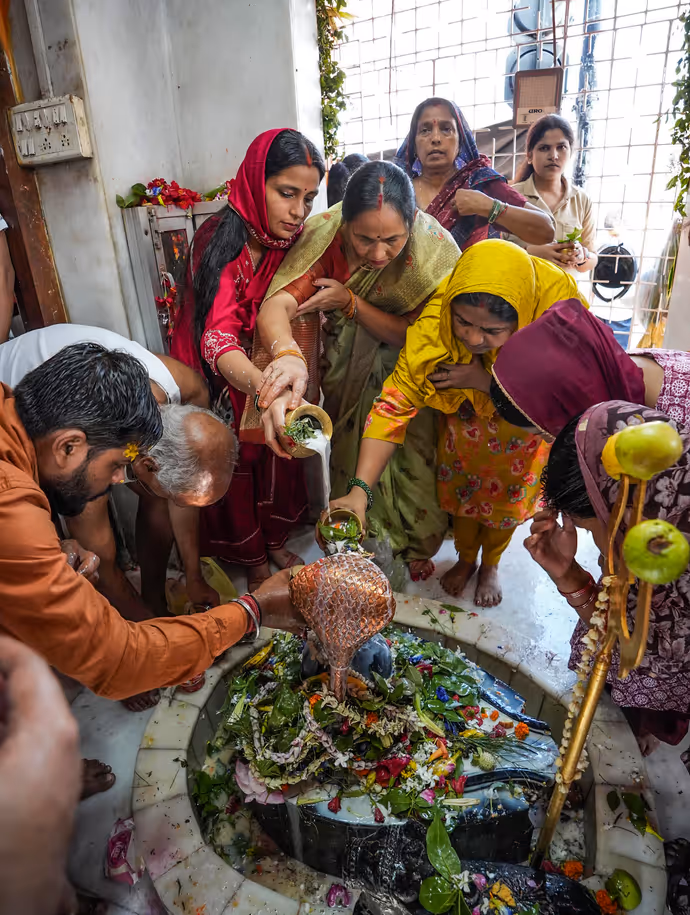 Sawan Somwar: आखिरी सोमवार शिवभक्ति में डूबे भक्त, भगवान भोलेनाथ के जलाभिषेक की 10 खास तस्वीरें