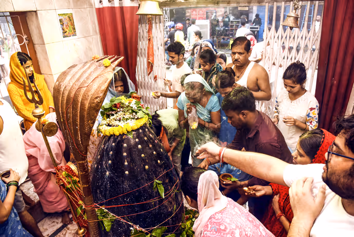 Sawan Somwar: आखिरी सोमवार शिवभक्ति में डूबे भक्त, भगवान भोलेनाथ के जलाभिषेक की 10 खास तस्वीरें