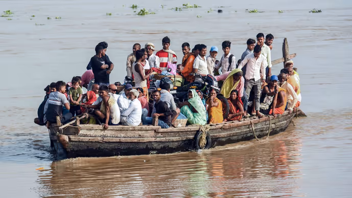 पटना में जलप्रलय: गंगा के रौद्र रूप में डूबने लगे घर, देखिए तबाही की 5 फोटोज