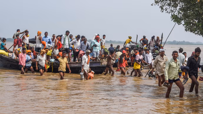 पटना में जलप्रलय: गंगा के रौद्र रूप में डूबने लगे घर, देखिए तबाही की 5 फोटोज