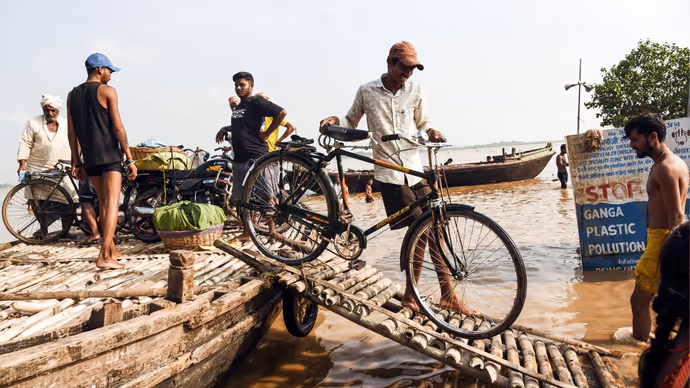 पटना में जलप्रलय: गंगा के रौद्र रूप में डूबने लगे घर, देखिए तबाही की 5 फोटोज