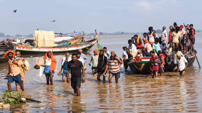 पटना में जलप्रलय: गंगा के रौद्र रूप में डूबने लगे घर, देखिए तबाही की 5 फोटोज