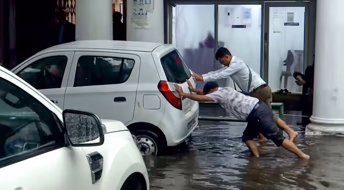 Delhi Rain Photos: दिल्ली में भारी बारिश के बाद सड़कों पर सैलाब जैसा नजारा, 12 तस्वीरों में देखें हाल