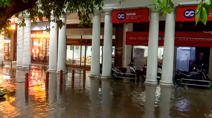 Delhi Rain Photos: दिल्ली में भारी बारिश के बाद सड़कों पर सैलाब जैसा नजारा, 12 तस्वीरों में देखें हाल
