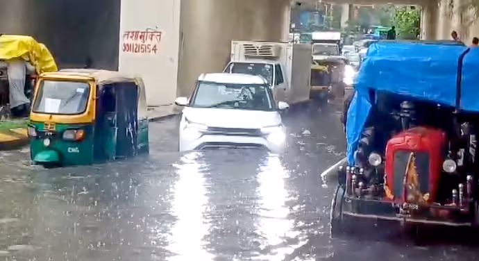 Delhi Rain Photos: दिल्ली में भारी बारिश के बाद सड़कों पर सैलाब जैसा नजारा, 12 तस्वीरों में देखें हाल