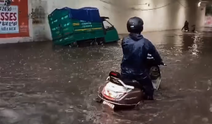 Delhi Rain Photos: दिल्ली में भारी बारिश के बाद सड़कों पर सैलाब जैसा नजारा, 12 तस्वीरों में देखें हाल