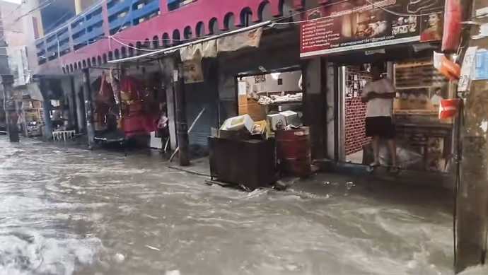 Delhi Rain Photos: दिल्ली में भारी बारिश के बाद सड़कों पर सैलाब जैसा नजारा, 12 तस्वीरों में देखें हाल