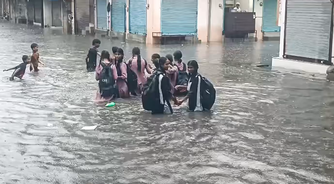 Delhi Rain Photos: दिल्ली में भारी बारिश के बाद सड़कों पर सैलाब जैसा नजारा, 12 तस्वीरों में देखें हाल