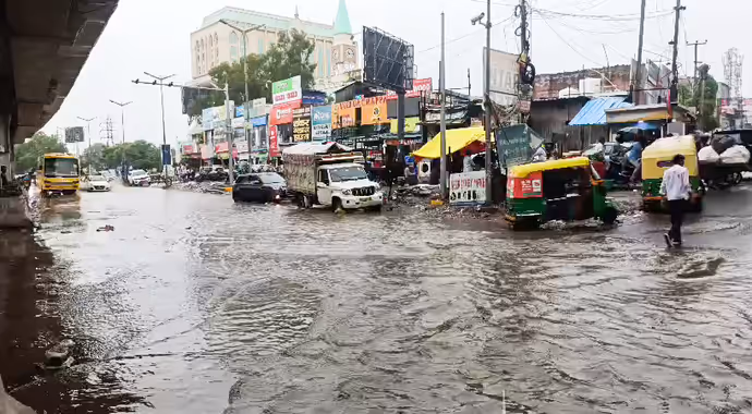 Delhi Rain Photos: दिल्ली में भारी बारिश के बाद सड़कों पर सैलाब जैसा नजारा, 12 तस्वीरों में देखें हाल
