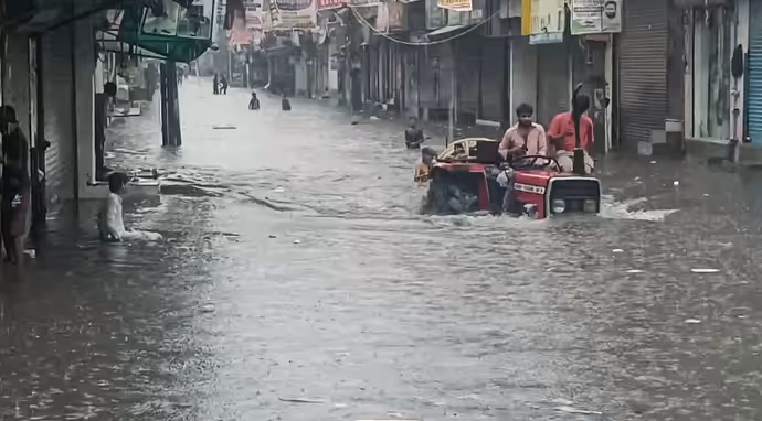 Delhi Rain Photos: दिल्ली में भारी बारिश के बाद सड़कों पर सैलाब जैसा नजारा, 12 तस्वीरों में देखें हाल