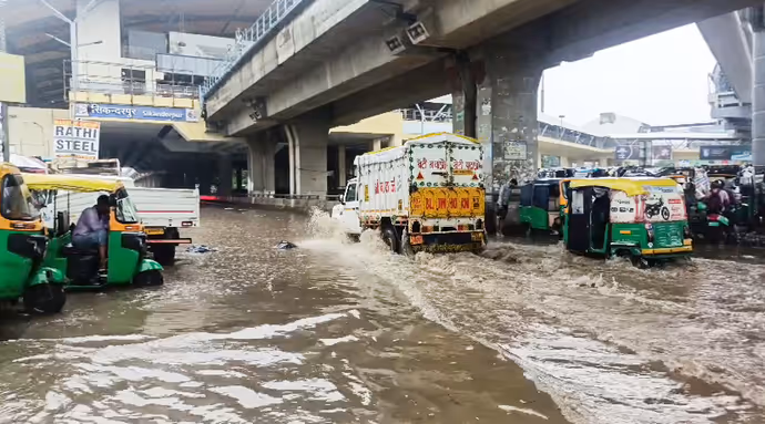 Delhi Rain Photos: दिल्ली में भारी बारिश के बाद सड़कों पर सैलाब जैसा नजारा, 12 तस्वीरों में देखें हाल