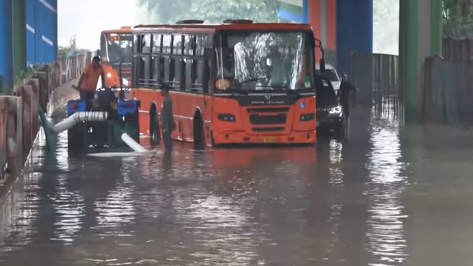 Delhi Rain Photos: दिल्ली में भारी बारिश के बाद सड़कों पर सैलाब जैसा नजारा, 12 तस्वीरों में देखें हाल