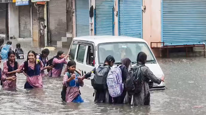 Delhi Rain Photos: दिल्ली में भारी बारिश के बाद सड़कों पर सैलाब जैसा नजारा, 12 तस्वीरों में देखें हाल