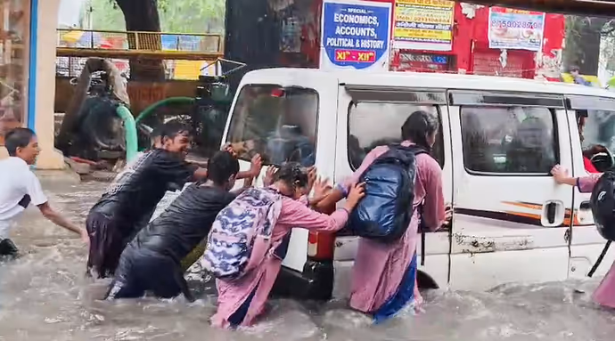 Delhi Rain Photos: दिल्ली में भारी बारिश के बाद सड़कों पर सैलाब जैसा नजारा, 12 तस्वीरों में देखें हाल