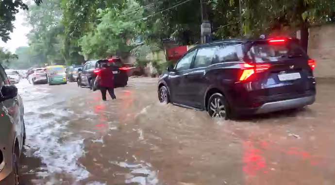 प्रयागराज से दिल्ली तक आफत की बारिश, 10 तस्वीरों में कहीं सड़कें डूबीं तो कहीं घरों में घुसा पानी