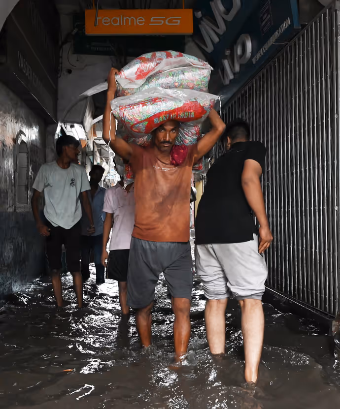 प्रयागराज से दिल्ली तक आफत की बारिश, 10 तस्वीरों में कहीं सड़कें डूबीं तो कहीं घरों में घुसा पानी