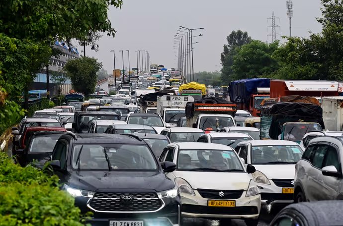प्रयागराज से दिल्ली तक आफत की बारिश, 10 तस्वीरों में कहीं सड़कें डूबीं तो कहीं घरों में घुसा पानी