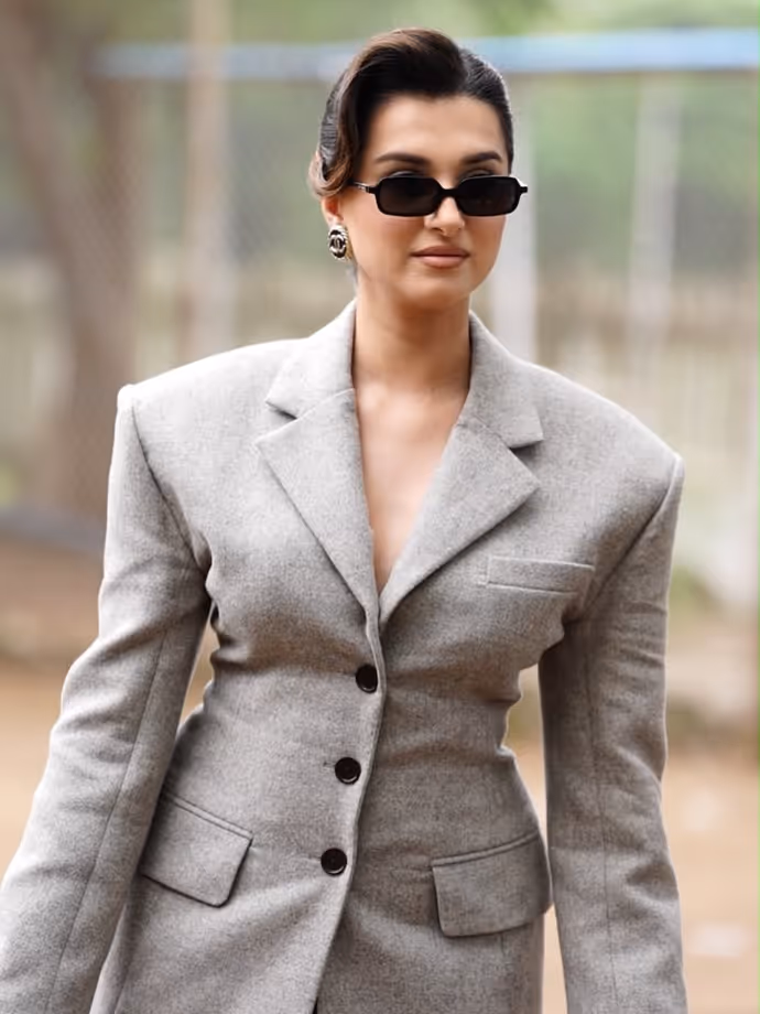 ‘टॉक्सिक’ की तारा सुतारिया का रॉयल लुक, 8 Photos में दिखा हसीना का किलर अंदाज
