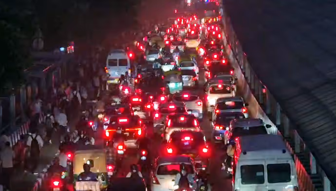 बाढ़ से बेहाल दिल्ली-गुरुग्राम: 10 तस्वीरों में देखें बारिश ने कैसे मचाई तबाही