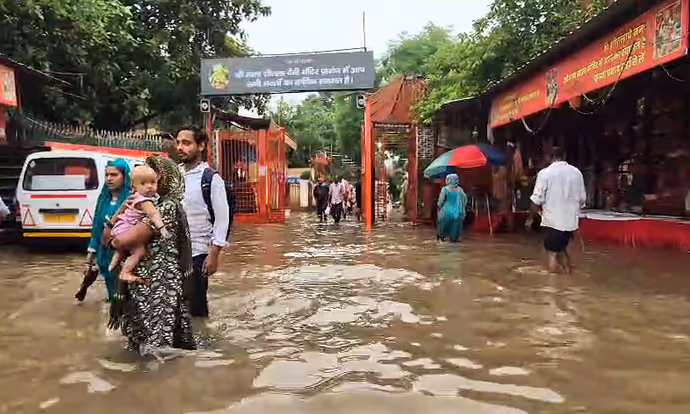 बाढ़ से बेहाल दिल्ली-गुरुग्राम: 10 तस्वीरों में देखें बारिश ने कैसे मचाई तबाही