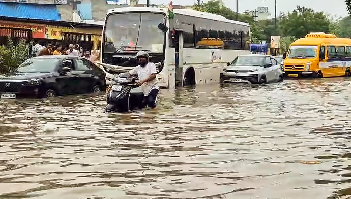 बाढ़ से बेहाल दिल्ली-गुरुग्राम: 10 तस्वीरों में देखें बारिश ने कैसे मचाई तबाही