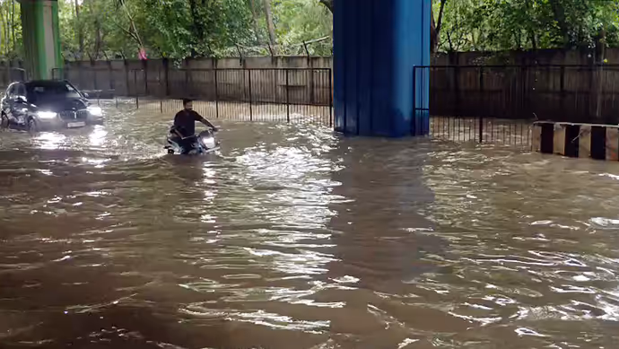 बाढ़ से बेहाल दिल्ली-गुरुग्राम: 10 तस्वीरों में देखें बारिश ने कैसे मचाई तबाही