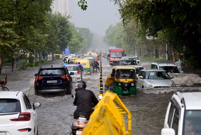 बाढ़ से बेहाल दिल्ली-गुरुग्राम: 10 तस्वीरों में देखें बारिश ने कैसे मचाई तबाही